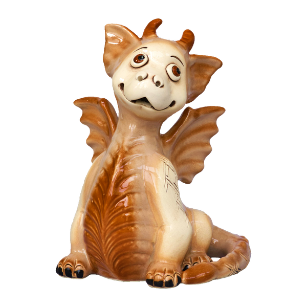 Der KU Drache Braun von Kurilin DECO ist eine skurrile, handgefertigte Drachenfigur aus Keramik in Creme und Braun. Er hat große Augen, kleine Flügel, zwei Hörner und einen langen Schwanz. In seiner verspielten Pose ist er perfekt, um eine kleine Räucherkerze zu halten und jedem Raum Charme zu verleihen.