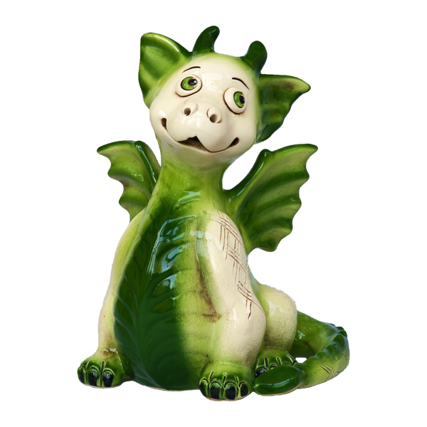 Der KU Drache Grün von Kurilin DECO ist eine skurrile Keramikfigur, die in Handarbeit in der Ukraine hergestellt wird. Sie zeigt einen kleinen grünen Drachen mit großen Augen, einem verspielten Gesichtsausdruck, zwei kleinen Flügeln und einem gewundenen Schwanz in verschiedenen hellen und dunklen Grüntönen.