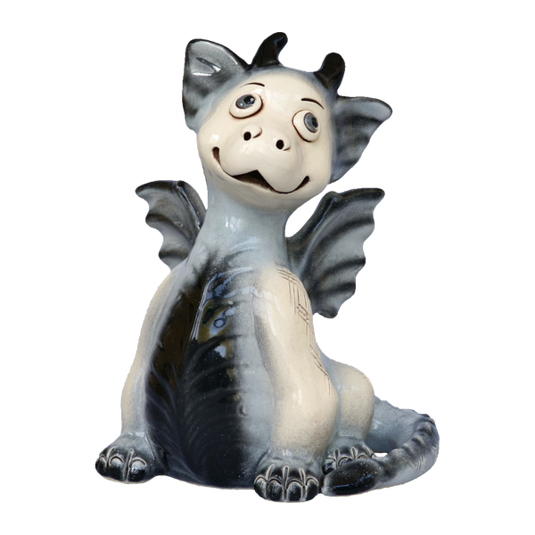 Der KU Drache Schwarz von Kurilin DECO, handgefertigt in der Ukraine, ist ein skurriler Keramikdrache mit großen Augen, kleinen Hörnern und Flügeln. Seine melierten blauen, weißen und grauen Farbtöne verstärken seinen verspielten Charme, wenn er auf seinen Hinterbeinen sitzt und jedem Raum eine magische Note verleiht.
