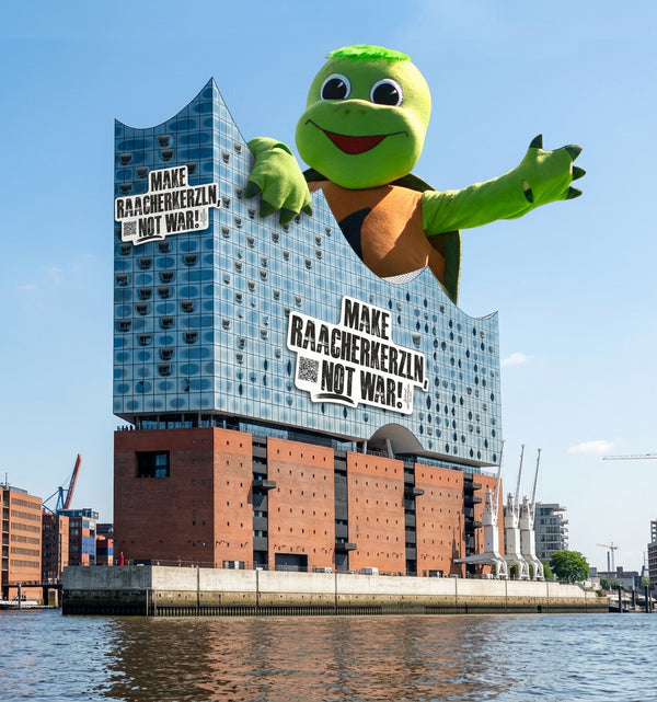Hinter der Hamburger Elbphilharmonie taucht eine riesige Zeichentrick-Schildkröte auf, die mit großen Bannern "Macht Raacherkerzln, nicht Krieg!" den Original Crottendorfer Aufkleber nachahmt und unter freiem Himmel erzgebirgische Tradition feiert.