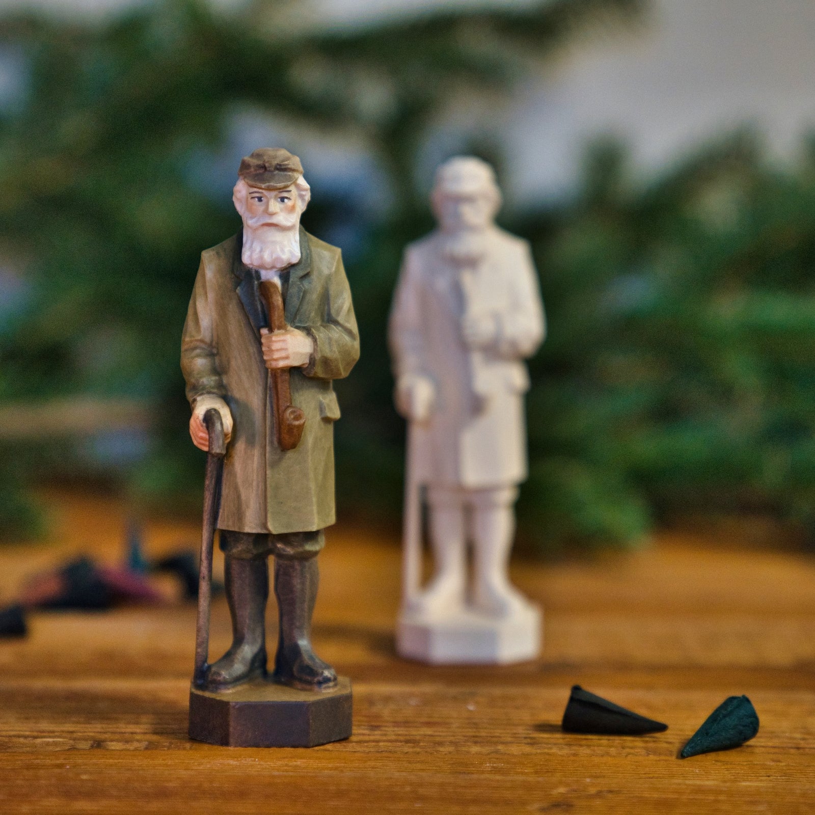 Im Mittelpunkt steht die bemalte Figur 