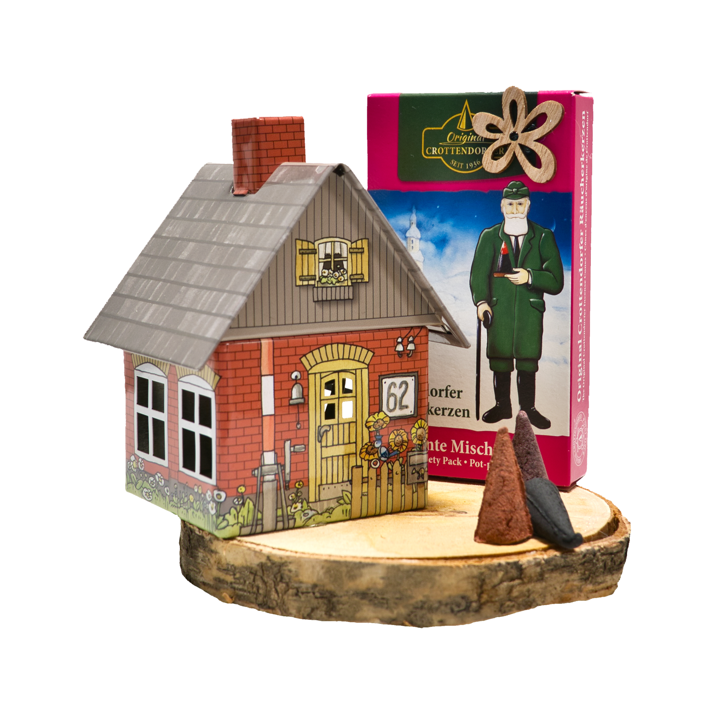 Auf einem Holzsockel mit zwei kegelförmigen Räucherkerzen sitzt ein kleines dekoratives Räucherhäuschen, das einem roten Backsteinhaus mit „62“ und einer Blumentür ähnelt. Das Set stammt aus dem Geschenkset Räucherhäuschen + Räucherkerzen von Original Crottendorfer Räucherkerzen und zeichnet sich durch seinen einzigartigen Geschenkinhalt aus.