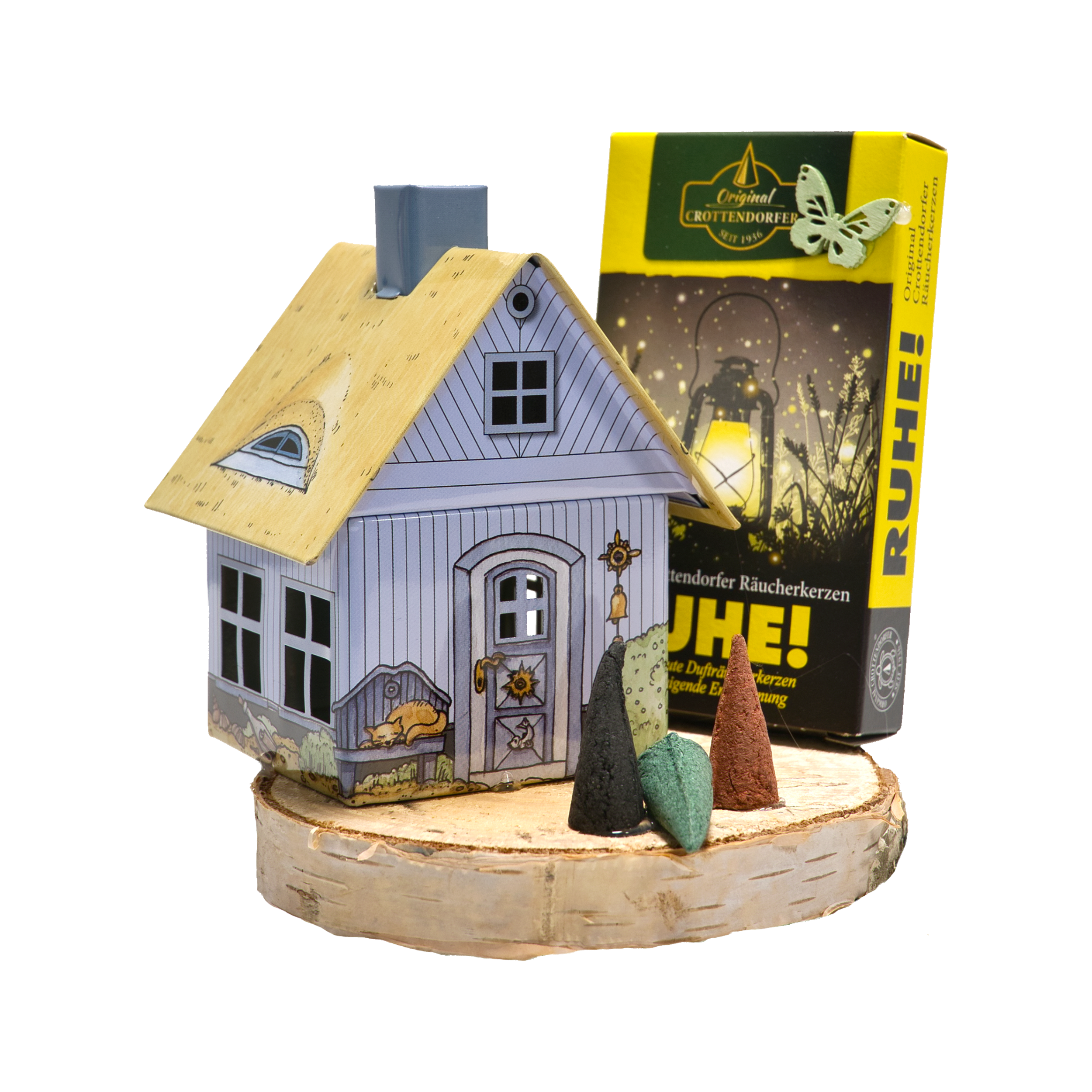 Das „Geschenkset Räucherhäuschen + Räucherkerzen“ von Original Crottendorfer Räucherkerzen besteht aus einem Räucherhäuschen mit Holzdach auf einem Sockel, vier duftenden Räucherkerzen davor und einer Schachtel mit Laternenmotiv mit der Aufschrift RUHE!, die eine bezaubernde Präsentation ergibt.