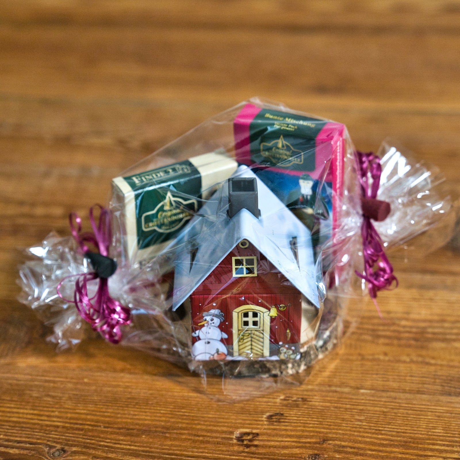 Das Geschenkeset Räucherhäuschen Wintermotiv von Original Crottendorfer Räucherkerzen enthält ein dekoratives Haus, Räucherkegel und ein Memo-Spiel - perfekt als festliches Geschenkset.