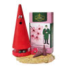 Ein roter, kegelförmiger Räucherkerzenhalter mit Augen und Mund steht auf einem Holzsockel neben Original Crottendorfer Räucherkerzen, einem herzförmigen Stück und einer rosa Blumenbox aus dem Geschenkset „Ziegenbein + Räucherkerzen“.