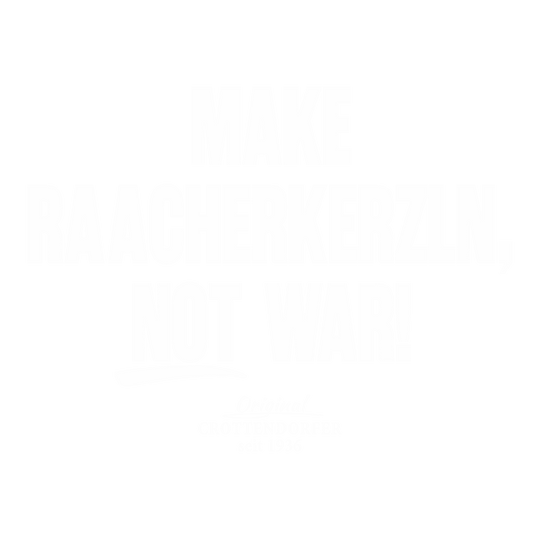 Weißer Text auf hellem Hintergrund lautet: MAKE RAACHERKERZLN, NOT WAR! Der Heckscheibenaufkleber „Make Raacherkerzln, not war!“ von Original Crottendorfer steht seit 1936 für erzgebirgische Tradition und die Liebe zu Räucherkerzen.