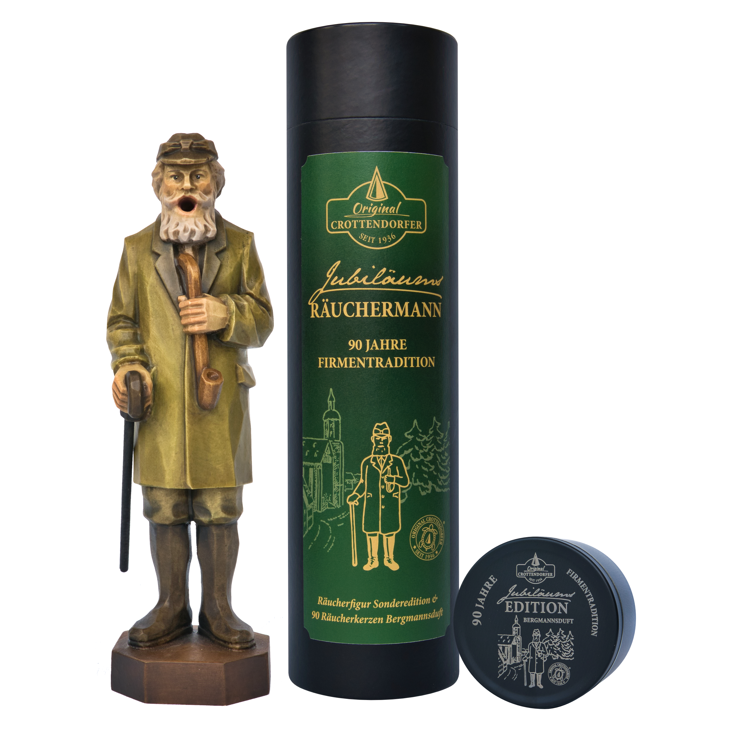 Ein hölzerner Jubiläums Räuchermann von Original Crottendorfer Räucherkerzen steht neben seiner großen dunkelgrünen Geschenkdose und einer kleinen runden Dose, die alle mit klassischen gold-weißen Motiven und Illustrationen versehen sind.