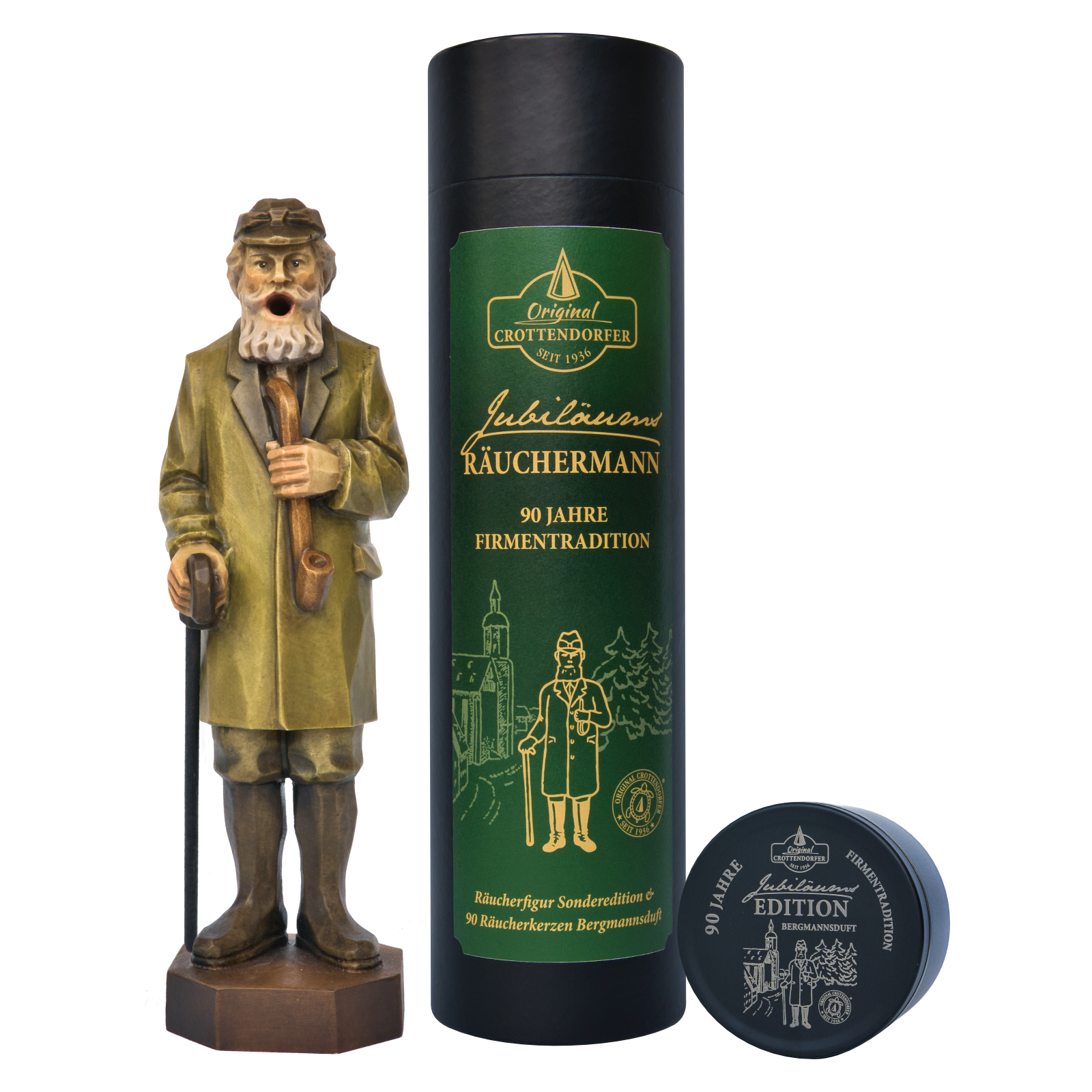 Ein hölzerner Jubiläums Räuchermann von Original Crottendorfer Räucherkerzen steht neben seiner großen dunkelgrünen Geschenkdose und einer kleinen runden Dose, die alle mit klassischen gold-weißen Motiven und Illustrationen versehen sind.