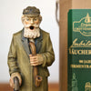 Ein fein geschnitzter Jubiläums-Räuchermann in einer Geschenkverpackung von Original Crottendorfer Räucherkerzen, der einen bärtigen Mann mit Spazierstock und Pfeife darstellt, steht vor einer eleganten grün-goldenen Verpackung – ein exquisites Beispiel für erzgebirgische Tradition. Dieser Räuchermann für Sammler passt perfekt zu den „Bergmannsduft“-Räucherkerzen von Original Crottendorfer und fängt den authentischen Charme klassischer deutscher Handwerkskunst ein.