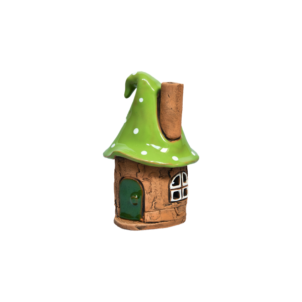 Das Räucherhaus Keramik Zipfelmütze von Original Crottendorfer ist ein kleines, handgefertigtes Keramikhaus in Baumstumpfform mit grünem Tupfendach, braunem Schornstein, weißen Fenstern und grüner Tür - ideal für ein Feen- oder Wichtelhaus.