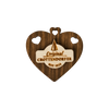 Der Crottendorfer Magnet aus Holz von Original Crottendorfer ist ein hölzernes Herz mit zwei kleinen Herzausschnitten, dem Crottendorfer Logo und dem Schriftzug "Original CROTTENDORFER SEIT 1936" - perfekt für Ihren Kühlschrank.