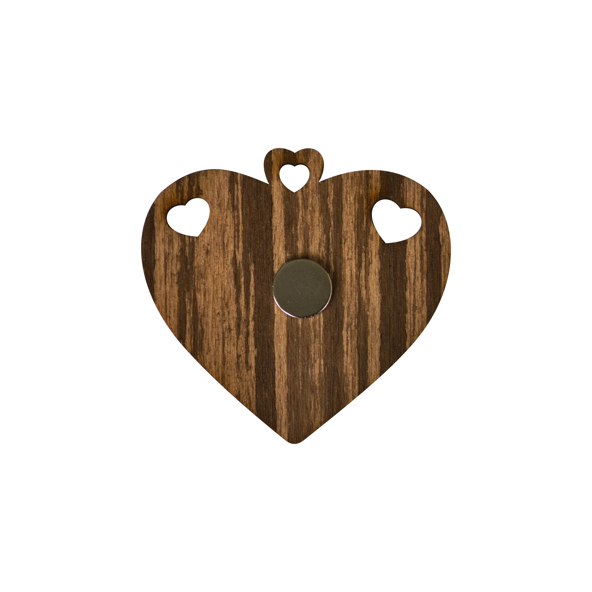 Der Crottendorfer Magnet aus Holz von Original Crottendorfer ist ein hölzerner, herzförmiger Magnet mit drei kleinen Herzausschnitten und einem kreisförmigen Metallteil in der Mitte, der auf einem schlichten weißen Hintergrund abgebildet ist.