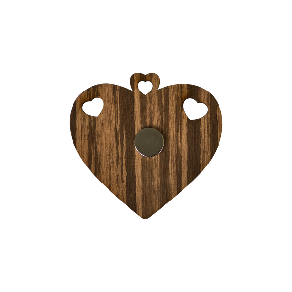 Der Crottendorfer Magnet aus Holz von Original Crottendorfer ist ein hölzerner, herzförmiger Magnet mit drei kleinen Herzausschnitten und einem kreisförmigen Metallteil in der Mitte, der auf einem schlichten weißen Hintergrund abgebildet ist.