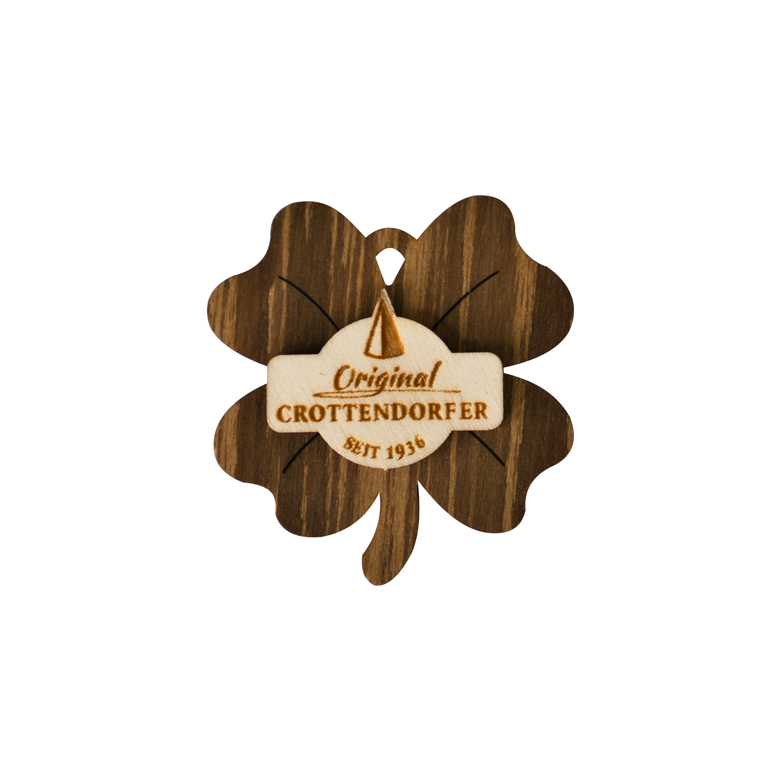 Der Crottendorfer Magnet aus Holz von Original Crottendorfer zeigt ein vierblättriges Kleeblatt mit dem Logo 