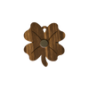 Der Crottendorfer Magnet aus Holz von Original Crottendorfer ist ein hölzernes vierblättriges Kleeblatt mit Metallkreis und Logo, das als markanter Kühlschrankmagnet auf weißem Grund präsentiert wird.