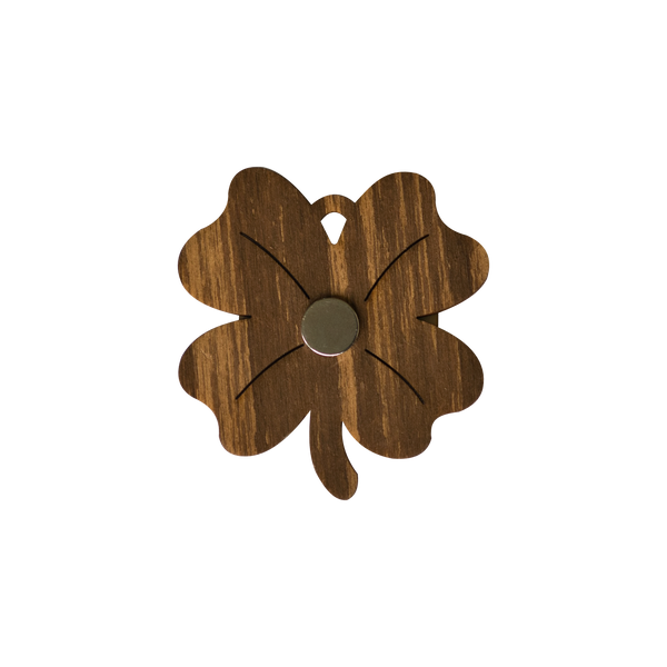 Der Crottendorfer Magnet aus Holz von Original Crottendorfer ist ein hölzernes vierblättriges Kleeblatt mit Metallkreis und Logo, das als markanter Kühlschrankmagnet auf weißem Grund präsentiert wird.