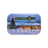 Rechteckiger Original-Crottendorfer-Magnet von Räucherkerzenland mit einem Winterfoto, das eine verschneite Landschaft mit einem Gebäude, einem kegelförmigen Bauwerk und einem passenden Text zeigt.