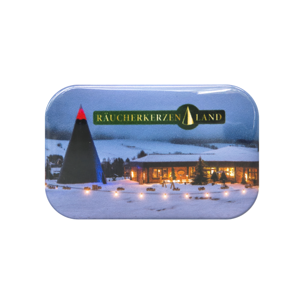 Rechteckiger Original-Crottendorfer-Magnet von Räucherkerzenland mit einem Winterfoto, das eine verschneite Landschaft mit einem Gebäude, einem kegelförmigen Bauwerk und einem passenden Text zeigt.
