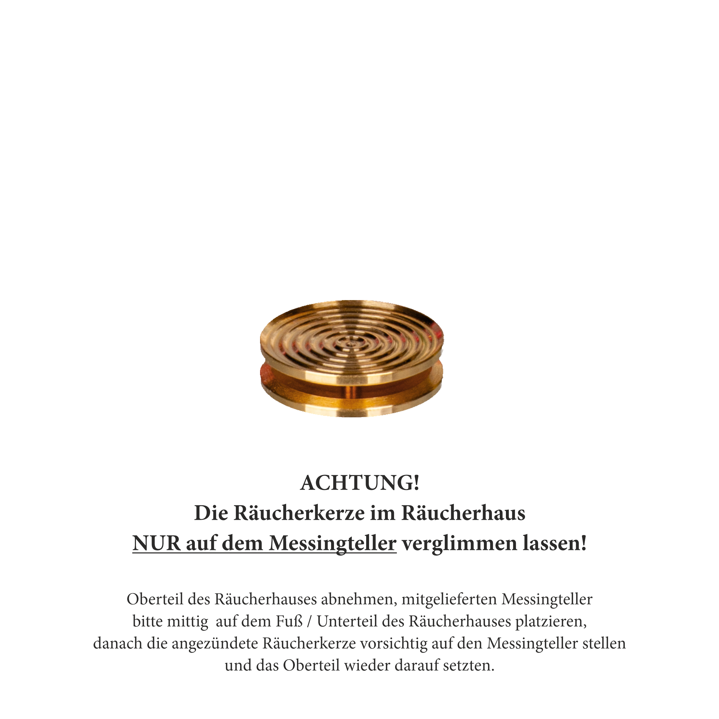 Der Messingteller mit goldfarbenen Kreisen präsentiert das Räucherhaus Keramik Zipfelmütze von Original Crottendorfer. Laut Hinweis sollten Räucherhaus und -kegel nur auf dem Teller verwendet werden.