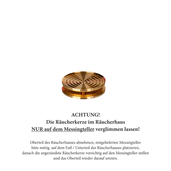 Der Messingteller mit goldfarbenen Kreisen präsentiert das Räucherhaus Keramik Zipfelmütze von Original Crottendorfer. Laut Hinweis sollten Räucherhaus und -kegel nur auf dem Teller verwendet werden.