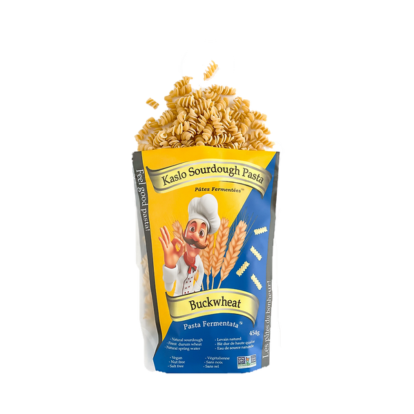 Eine Tüte Miriquidi Sauerteig Pasta - Buchweizen von Miriquidi Sauerteig Pasta, mit einer Illustration eines Kochs und Weizens. Aus der geöffneten Tüte quellen vegane Buchweizenspiralen hervor, die die bessere Verdaulichkeit unterstreichen.
