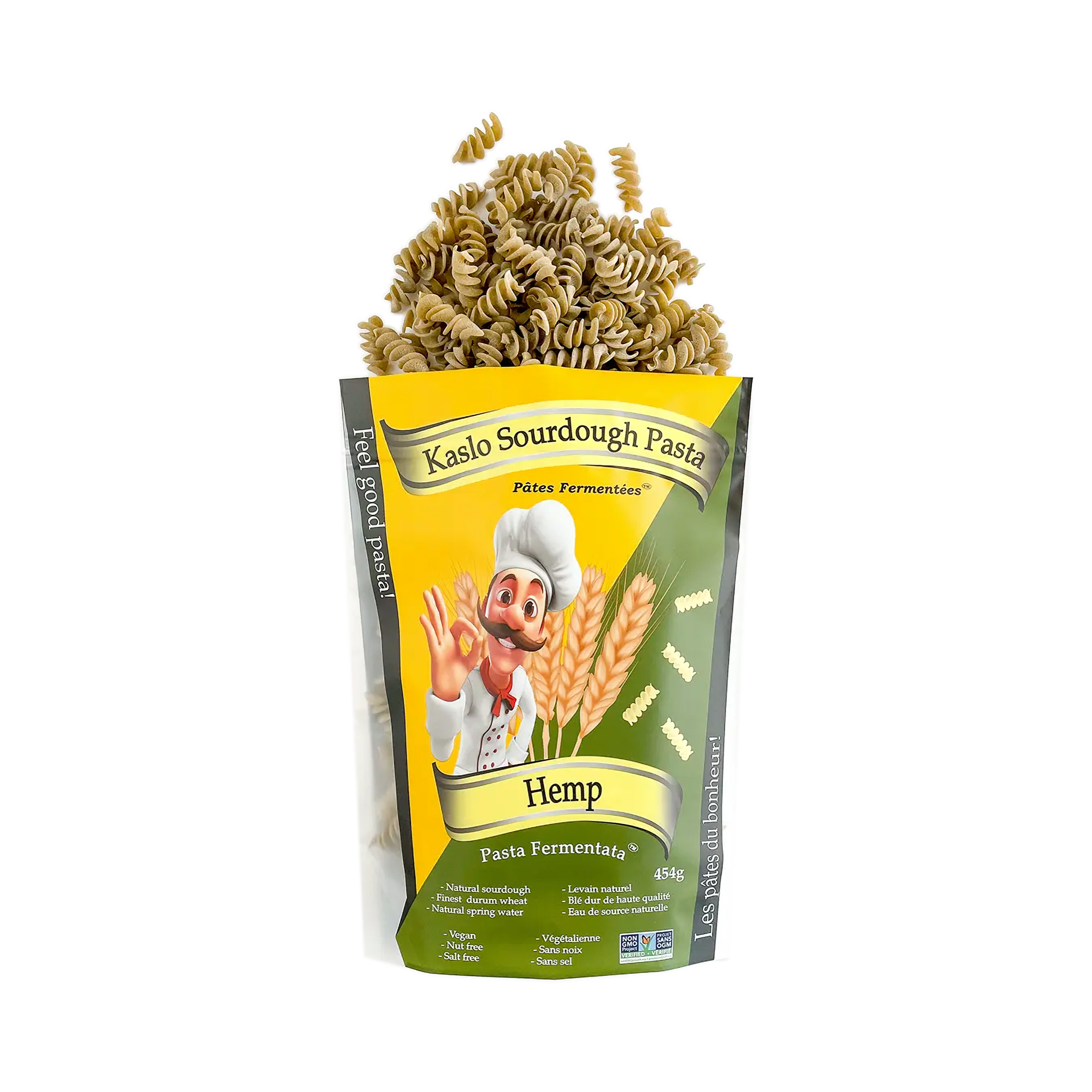 Ein stehender gelber Beutel mit Miriquidi Sauerteig Pasta - Hanf zeigt spiralförmige Rotini, die herausquellen. Die Verpackung zeigt einen Cartoon-Koch, Weizen- und Hanfpflanzen und hebt diese einzigartige vegane Pasta von Miriquidi Sauerteig Pasta hervor.
