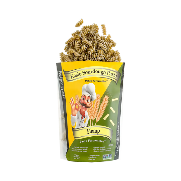 Ein stehender gelber Beutel mit Miriquidi Sauerteig Pasta - Hanf zeigt spiralförmige Rotini, die herausquellen. Die Verpackung zeigt einen Cartoon-Koch, Weizen- und Hanfpflanzen und hebt diese einzigartige vegane Pasta von Miriquidi Sauerteig Pasta hervor.