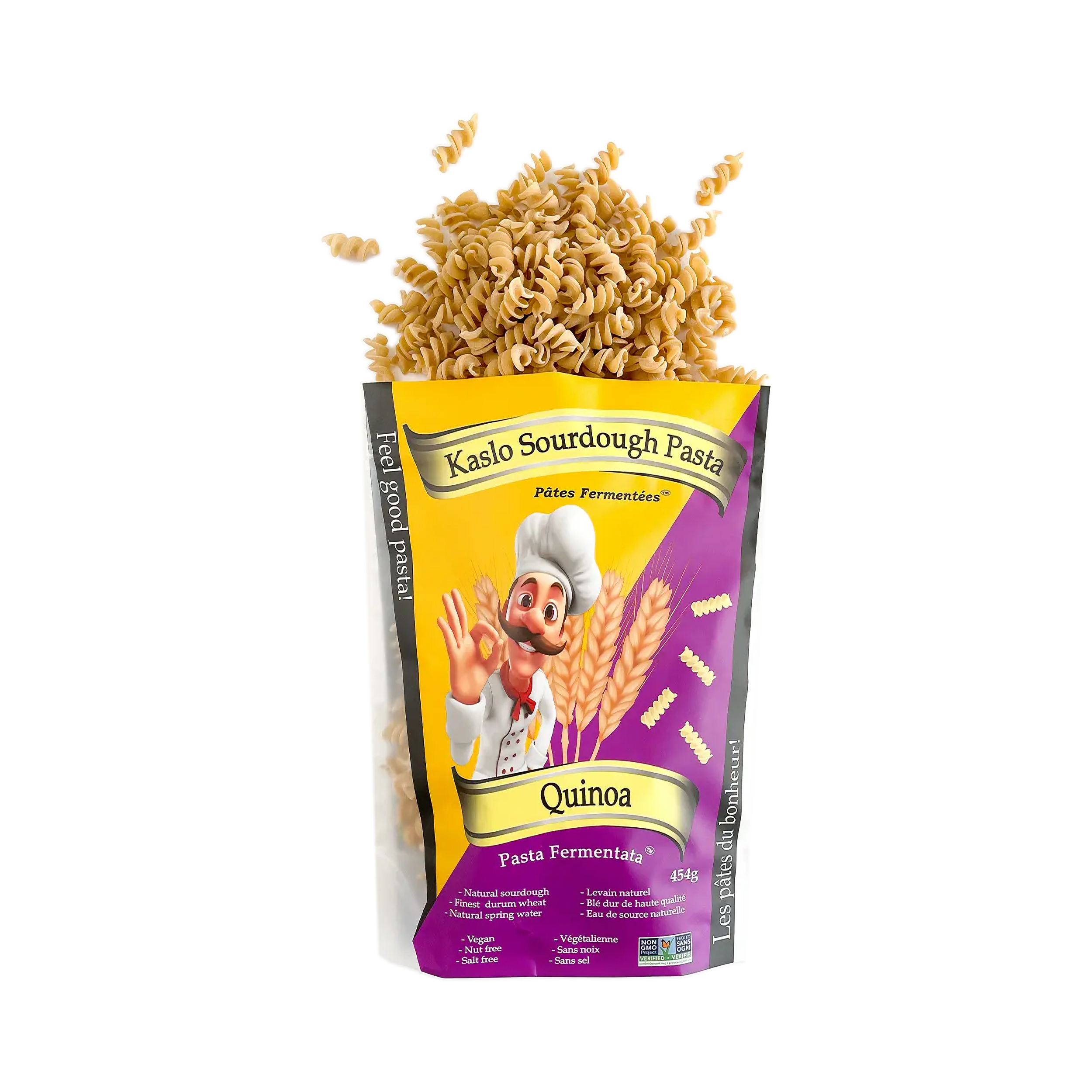 Eine Packung Miriquidi Sauerteig Pasta - Quinoa mit spiralförmig herausquellenden veganen Nudeln, Cartoon-Koch und Weizengrafik sowie Produktdetails auf einer lila-gelben Tüte vor weißem Hintergrund.