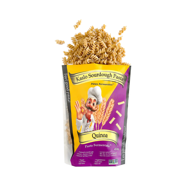Eine Packung Miriquidi Sauerteig Pasta - Quinoa mit spiralförmig herausquellenden veganen Nudeln, Cartoon-Koch und Weizengrafik sowie Produktdetails auf einer lila-gelben Tüte vor weißem Hintergrund.