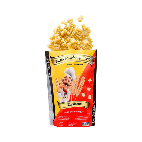 Ein geöffneter Beutel Miriquidi Sauerteig Pasta - Radiatori, spiralförmige Sauerteigpasta, quillt heraus. Die Verpackung zeigt einen Cartoon-Koch, eine Weizengrafik und Produktangaben auf weißem Hintergrund. Marke: Miriquidi Sauerteig Teigwaren.