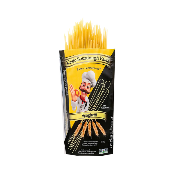 Eine Verpackung von Miriquidi Sauerteig Pasta - Spaghetti steht aufrecht und zeigt oben trockene Sauerteignudeln. Die gelb-schwarze Verpackung trägt die Aufschrift Miriquidi Sauerteig Pasta und zeigt einen Cartoon-Koch mit Weizenstängeln.
