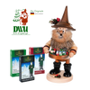 Der Original Crottendorfer Räucherkerzenverkäufer, eine bärtige Holzfigur mit braunem Hut und Pfeifen, verkörpert die Handwerkskunst der DWU Drechselwerkstatt Uhlig. Begleitet von drei bunten Räucherkerzen-Boxen mit deutschem Text und einem Logo oben links mit einem grünen Baum und der deutschen Flagge.