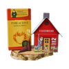 Das Geschenkset „Räucherhäuschen + Räucherkerzen“ von Original Crottendorfer Räucherkerzen enthält den Räucherhalter „Feuerwehr 112“, eine Schachtel „Fire of Love – Sensual Magic“ sowie Räucherkegel, die alle wunderschön auf einem Holzsockel arrangiert sind.