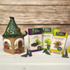 Ein originales Crottendorfer Räucherhaus aus Keramik, inklusive 3 Packungen Räucherkerzen (schwarze Johannisbeere, grüner Apfel, Blumenbouquet), steht auf einer Holzunterlage vor einem unscharfen Holzhintergrund.