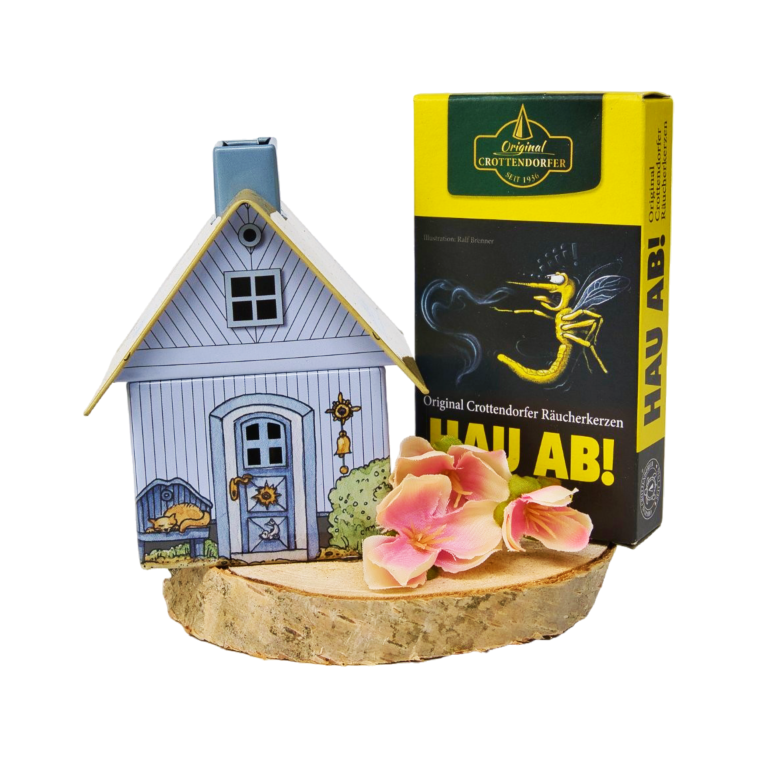 Das Geschenkset „Räucherhäuschen + Räucherkerzen“ von Original Crottendorfer Räucherkerzen besteht aus einem dekorativen Räucherhalter auf einem Holzsockel, rosa Blumen und einer gelben „Hau Ab!“-Schachtel mit Mückenmotiv – ideal als Geschenk.
