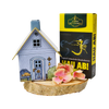 Das Geschenkset „Räucherhäuschen + Räucherkerzen“ von Original Crottendorfer Räucherkerzen besteht aus einem dekorativen Räucherhalter auf einem Holzsockel, rosa Blumen und einer gelben „Hau Ab!“-Schachtel mit Mückenmotiv – ideal als Geschenk.
