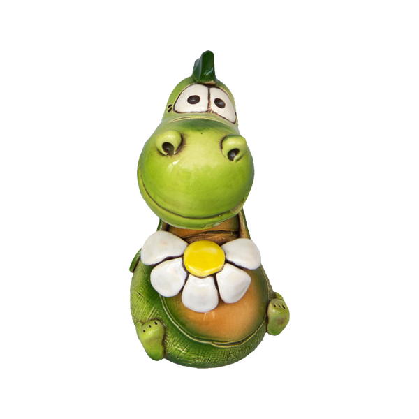 Der KU Räucherdrache mit Blume von Kurilin DECO ist eine niedliche grüne Keramikdrachenfigur mit großen Augen, die aufrecht sitzt und ein weiß-gelbes Gänseblümchen auf der Brust trägt. Dieses handgefertigte Stück hat einen freundlichen, verspielten Ausdruck.