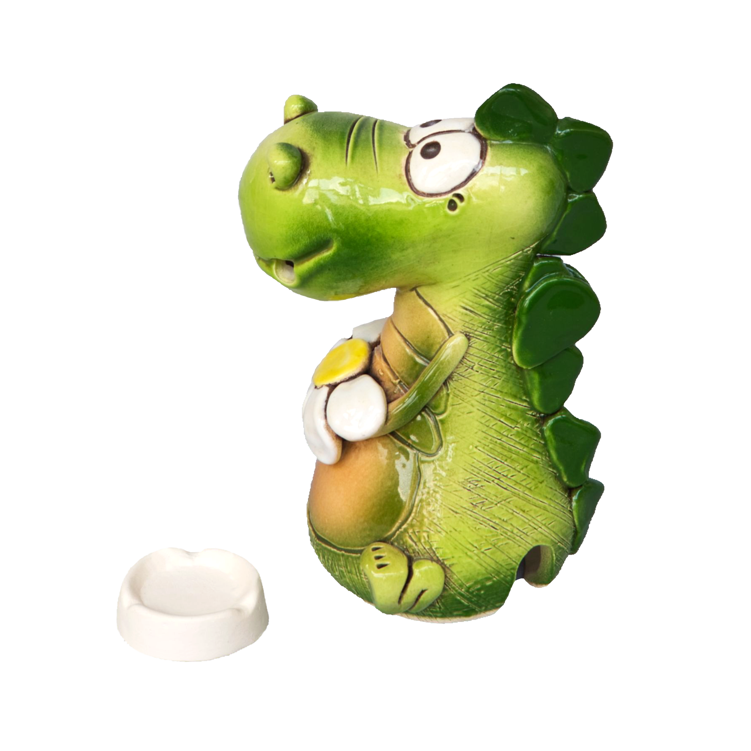 Der KU Räucherdrache mit Blume von Kurilin DECO ist eine kleine, handgefertigte Drachenfigur aus Keramik, die ein gelbes Ei hält und erstaunt nach oben blickt. Dazu gehört ein separater weißer, runder Teller, alles vor einem schlichten weißen Hintergrund.
