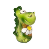 Der KU Räucherdrache mit Blume von Kurilin DECO ist eine charmante grüne Drachenfigur aus Keramik, die aufrecht steht, lächelt und ein weißes Gänseblümchen mit gelber Mitte hält. Sie hat große Augen, strukturierte Schuppen und ein handgefertigtes Aussehen.