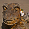 Eine Nahaufnahme einer großen Froschskulptur aus Holz von „Original Crottendorfer Räucherkerzen“ für die Deutsche Speedcarving-Meisterschaft 2026. In ihrer Wange steckt ein Ticket mit der Aufschrift „Finale“, rechts ist teilweise eine kleinere Froschskulptur zu sehen.