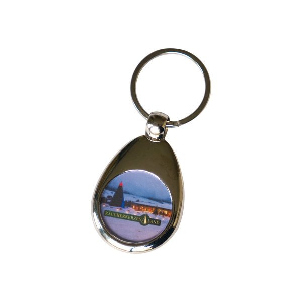 Tropfenförmiger Original-Crottendorfer Schlüsselanhänger aus Metall mit Winterfoto Räucherkerzenland und Chip, mit einer Winterlandschaft und dem Schriftzug RÄUCHERKERZEN LAND.