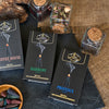 Drei Schachteln mit Original Crottendorfer Räucherkerzen – „Coffee House“, „Harmony“ und „Provence“ – sind auf einer Schieferplatte angeordnet, umgeben von kleinen Gläsern mit getrockneten Kräutern und Jute. Jede Sorte erfüllt die Luft mit ihrem unverwechselbaren herbstlichen Duft und zaubert mit jedem holzig-rauchigen Aroma eine gemütliche Herbststimmung herbei.