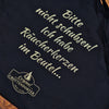 Der Stoffbeutel „Bitte nicht schubsen ...“ von Original Crottendorfer verfügt über einen weißen deutschen Text und ein goldenes Logo, perfekt für Fans von Crottendorfer Räucherkerzen aus dem Erzgebirge.