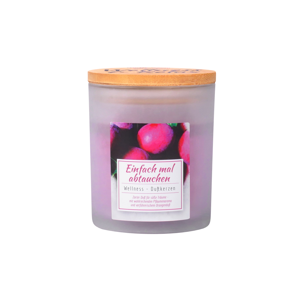Die Candle Factory Wellness-Duftkerze Einfach mal abtauchen ist eine pastellfarbene Milchglaskerze mit einem Holzdeckel, beschriftet mit roten und lila Pflaumen und deutschem Text, hergestellt aus nachhaltigem Stearin.