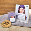 Das Aromabadekissen "Sleep & Dream" von Original Crottendorfer ruht auf einem grauen Handtuch neben seiner Schachtel, auf der eine Frau mit Schlafmaske abgebildet ist. Auf dem Holzdeckel daneben steht "Wellness & Relax", was auf Komfort und einen beruhigenden Duft für erholsame Nächte hindeutet.