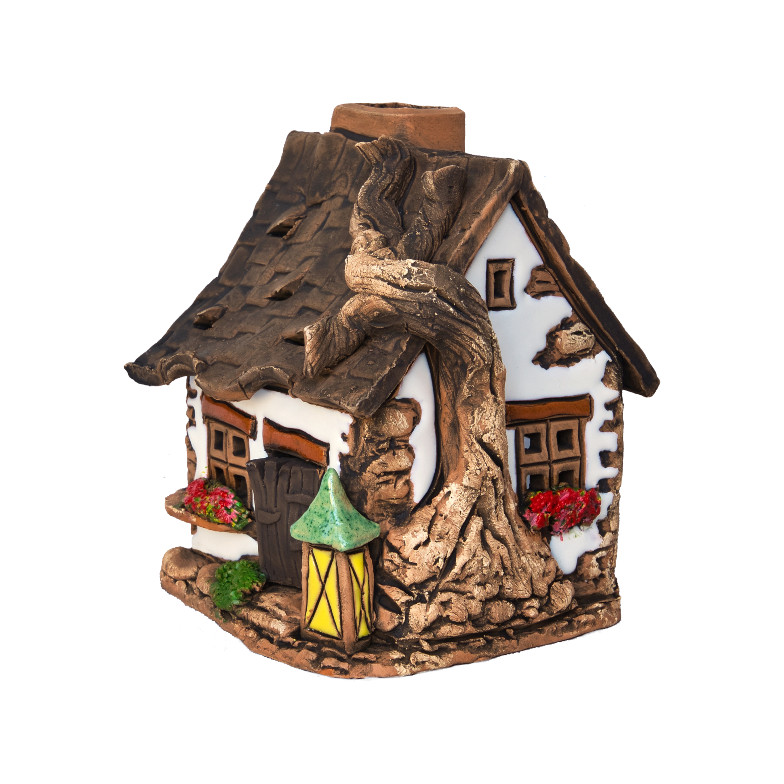 Ein kleines, dekoratives Original-Crottendorfer-Räucherhaus aus Keramik mit „Wurzel auf Dach“-Motiv besticht durch ein braunes Dach, das an Baumwurzeln erinnert, Blumenkästen unter den Fenstern und eine gelbe Laterne neben der Haustür – alles vor einem weißen Hintergrund. Dieses bezaubernde Modell ist nur in begrenzter Stückzahl erhältlich.