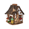 Ein kleines, dekoratives Original-Crottendorfer-Räucherhaus aus Keramik mit „Wurzel auf Dach“-Motiv besticht durch ein braunes Dach, das an Baumwurzeln erinnert, Blumenkästen unter den Fenstern und eine gelbe Laterne neben der Haustür – alles vor einem weißen Hintergrund. Dieses bezaubernde Modell ist nur in begrenzter Stückzahl erhältlich.