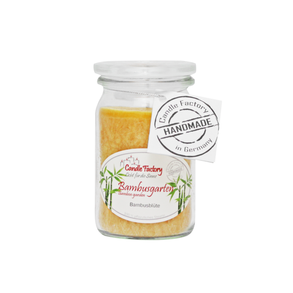 Eine gelbe Wachskerze aus Weckglas, beschriftet mit Candle Factory Duftkerze/Windlicht "Bambusgarten" Baby-Jumbo. Das Etikett zeigt Bambuskunst, einen runden Handmade in Germany-Stempel und hebt den nachhaltigen Bambusblüte-Duft hervor.