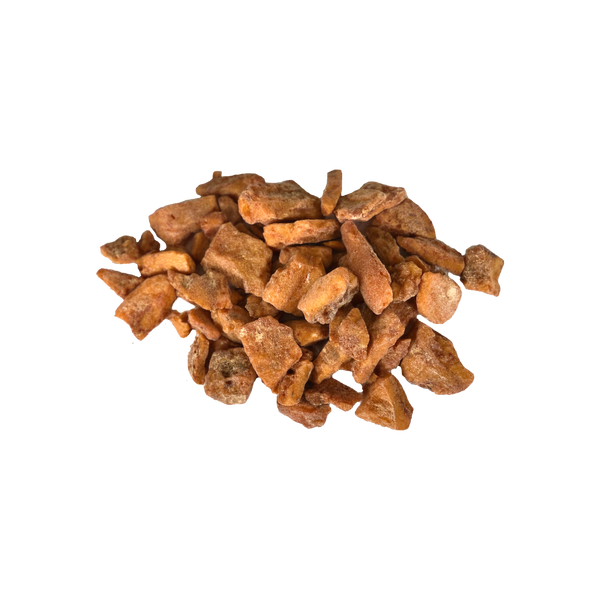 Auf weißem Hintergrund ist ein kleiner Haufen goldbrauner, unregelmäßig geformter Benzoe-Stücke in der Schraubdeckeldose von Original Crottendorfer Räucherkerzen zu sehen. Benzoe ist für seinen süßen Vanilleduft bekannt und wird häufig zum Räuchern verwendet.