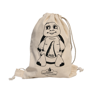 Der Stoffrucksack Kids „Hildi“ von Original Crottendorfer ist ein cremefarbener Rucksack mit einem Cartoon-Schildkröten-Design, auf dessen Schale „Hallo!“ steht. Der aus 100 % Baumwolle gefertigte Rucksack zeigt eine lächelnde Schildkröte und den Text „Original Grottendorfer, Est. 1930“ auf der Unterseite.
.